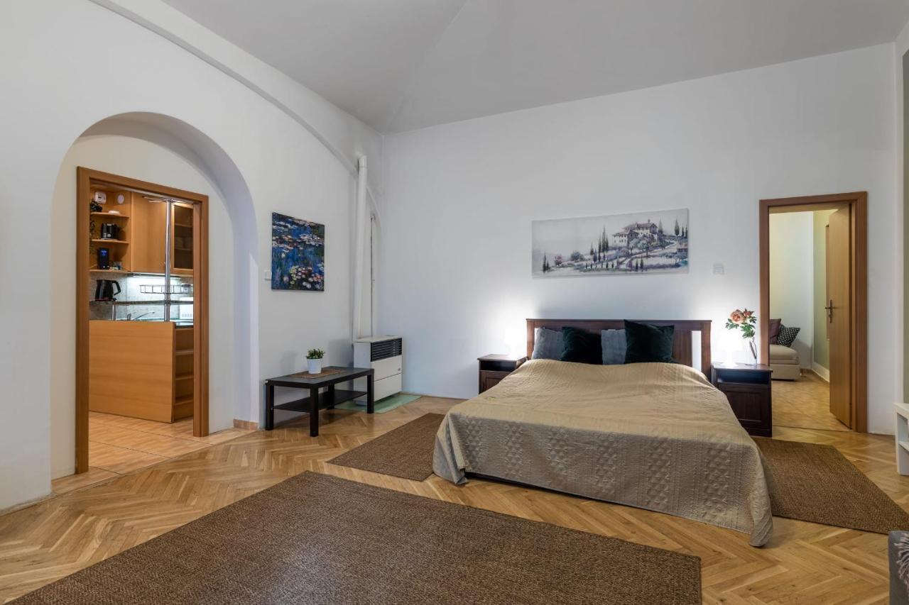 Spacious 3 Bedroom Apartment In The Heart Of Prague Exterior photo